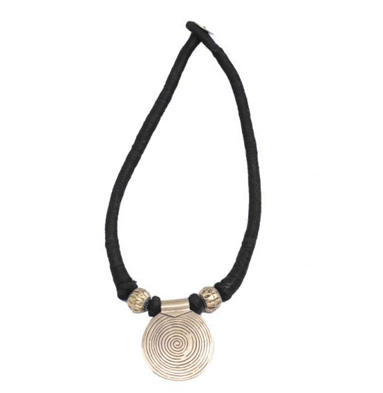 Handcrafted Metal Black Single Thread Necklace